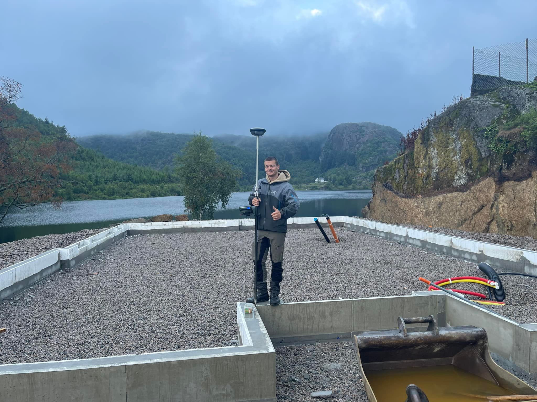 Landmåler med GNSS-utstyr på byggeplass i Farsund